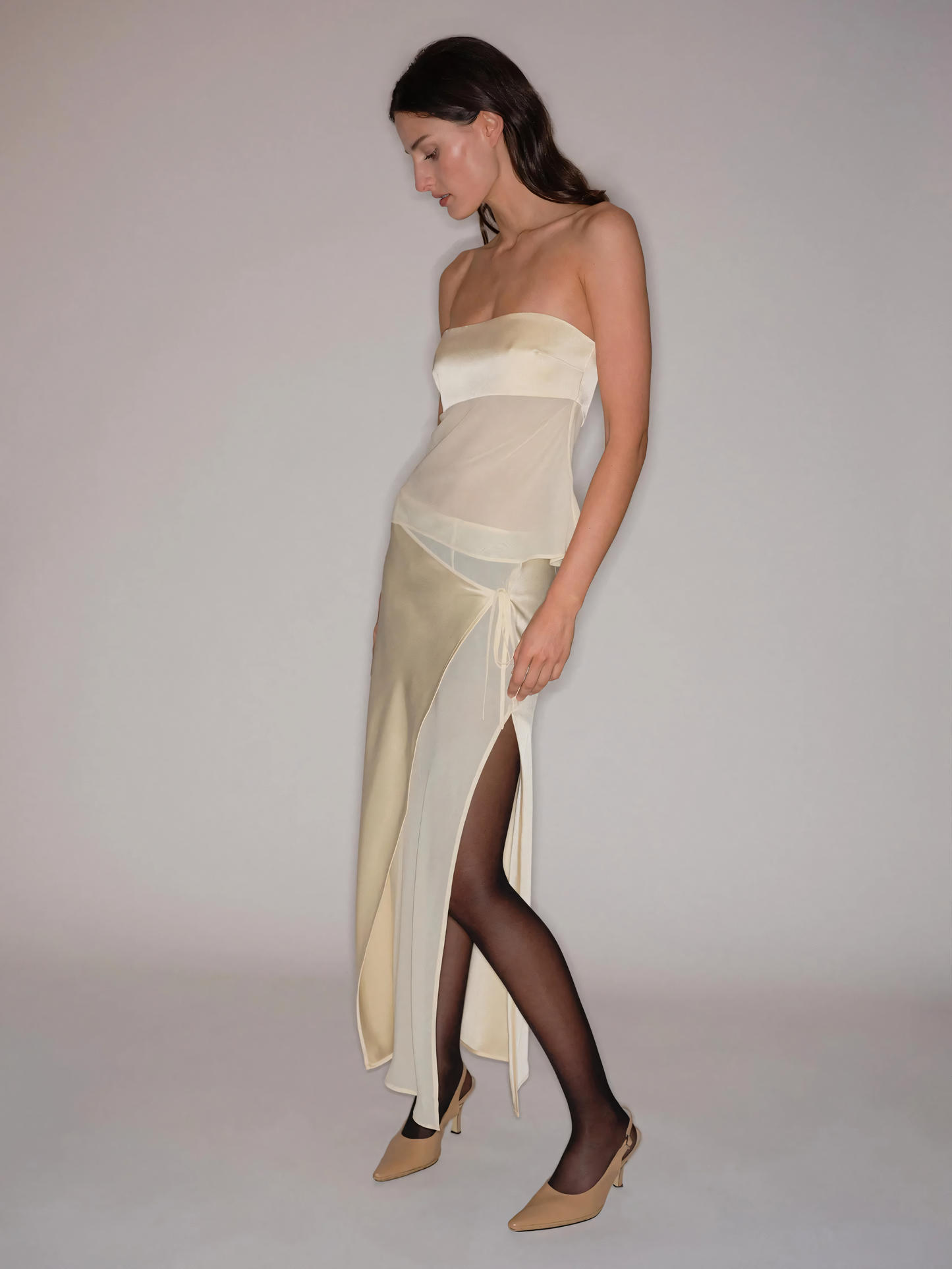 Lunara – Trägerloses Kleid mit transparenter Drapierung